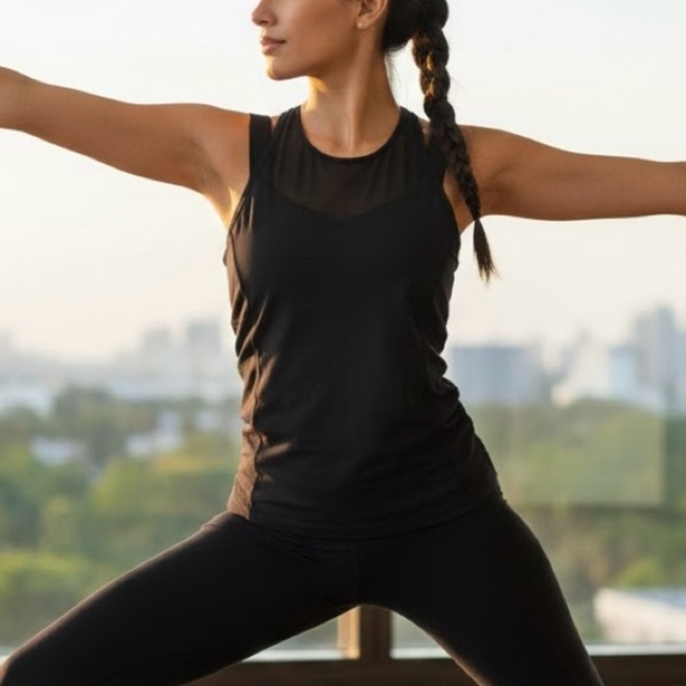 Lululemon Running In The City Tank Color Black Size 4 - Picture 1 of 6